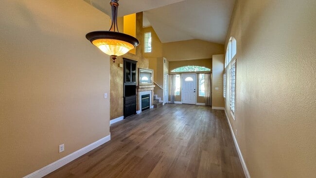 Building Photo - Freshly Updated 3BD Home, Island Kitchen &...