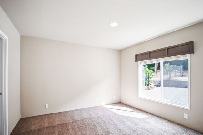 Building Photo - 1/2 off first month's rent and free Samsun...