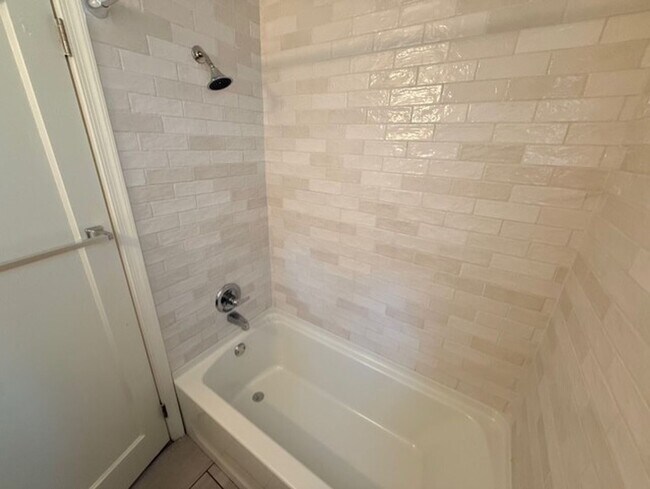 Building Photo - House on Centre Lane!