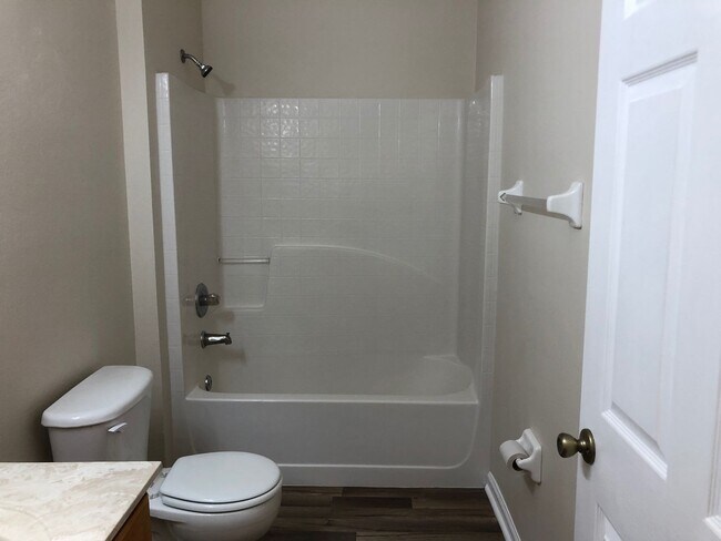 Building Photo - Large 5 Bedroom, 3 Bathroom Single Family ...