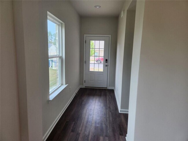Building Photo - 1050 Sunny Lk Dr