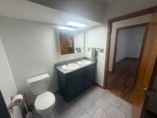 Building Photo - 549 Forest Rd