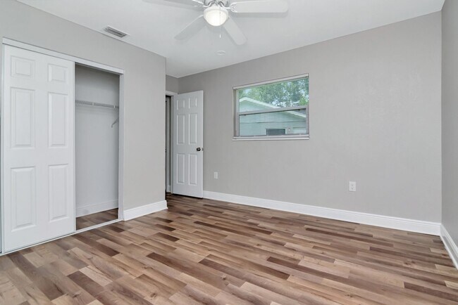 Building Photo - Beautifully Updated 3/2 in Bradenton — Up ...