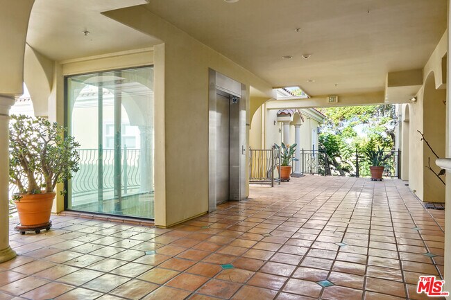 Building Photo - 1050 N Edinburgh Ave