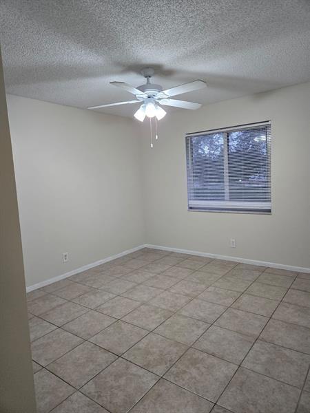 Building Photo - 402 Lakeside Dr