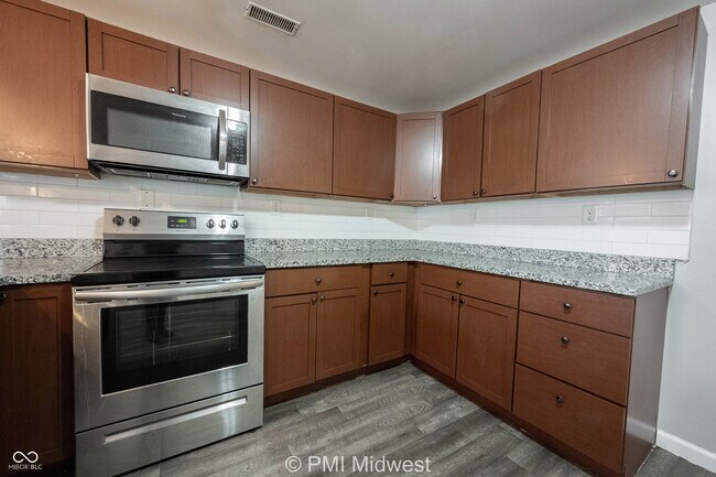 Building Photo - 955 N Traub Ave