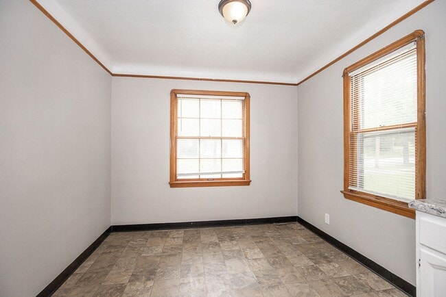 Building Photo - 3 Bedroom/1 bath Single House Maple Hts!!