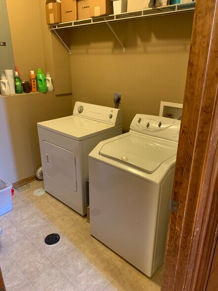Hook Ups only. No washer or Dryer - 1126 nw scenic dr