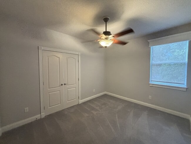 Building Photo - 827 Meridale Ave