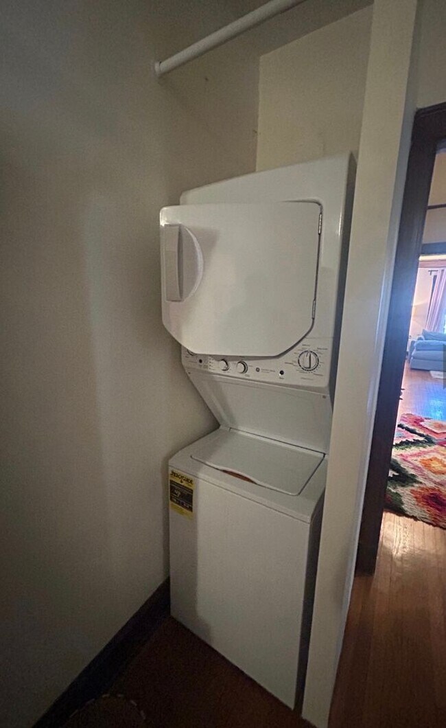 Building Photo - 1929 W Larchmont Ave