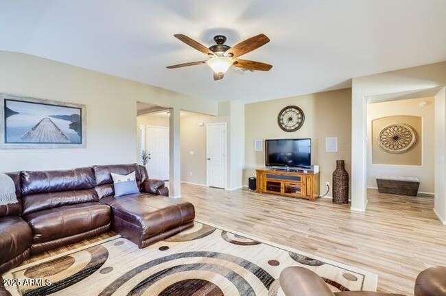 Building Photo - 2938 E Quiet Hollow Ln
