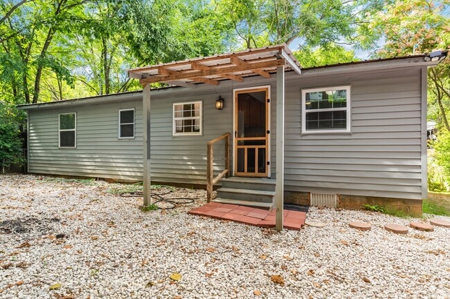 Building Photo - Cozy 2-Bedroom Retreat Near the Lake in Lowell