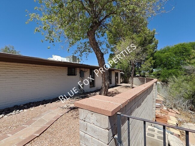 Building Photo - 2781 W Calle Carapan