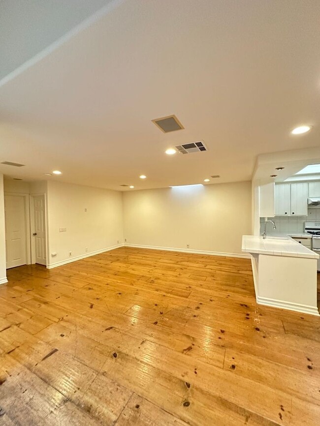 Building Photo - 3 Bedroom Irvine Home - Large Master Suite w/ Wood Floors - Beautiful!!!!!