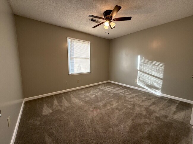 Building Photo - "Spacious 2-Bedroom, 2-Bath Oasis in Prime Huntsville Location!"