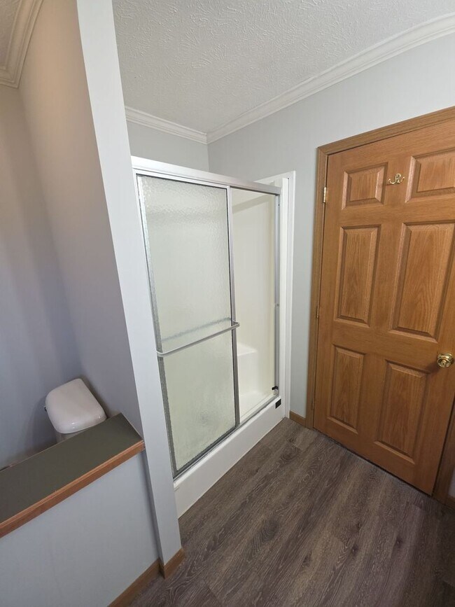 Building Photo - 124 Lake Ln