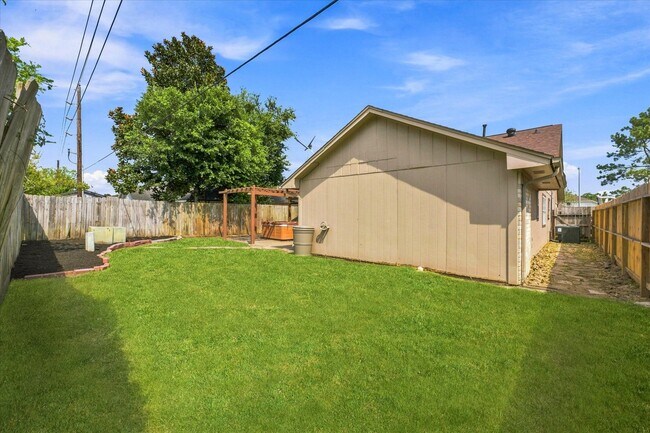 Building Photo - 15919 Barbarossa Dr