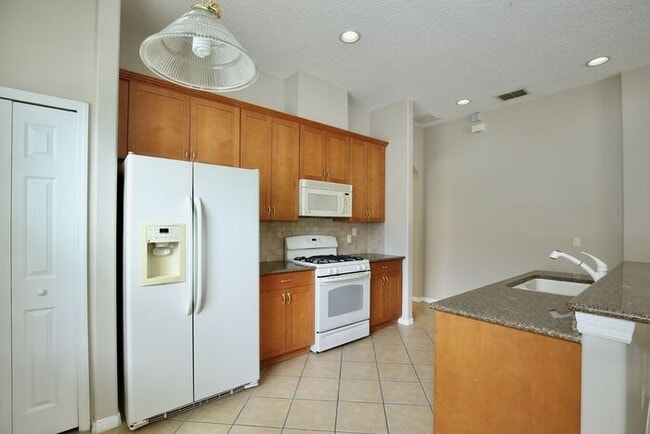 Building Photo - Spacious 3/2 Home located in Summerport Co...