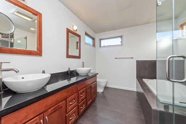 Master Bath - 570 Okeefe St