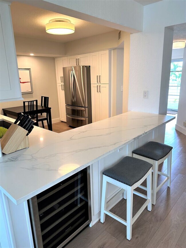 Building Photo - Gorgeous Updated Waterfront 2/2 Unfurnishe...