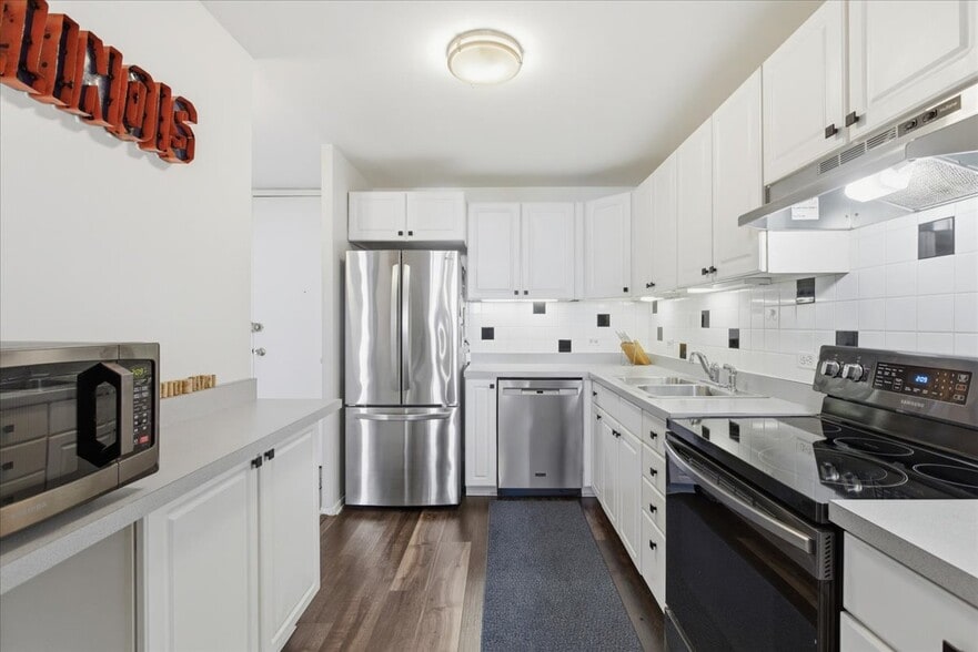 Building Photo - 1660 N La Salle Dr
