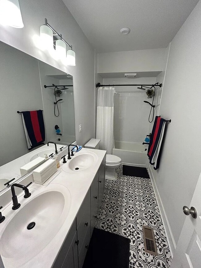 Building Photo - Stunning 3 Bed 2.5 Bath, Open Concept Town...