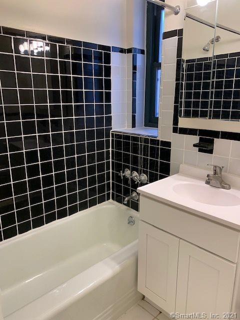 Building Photo - 112 Hoyt St