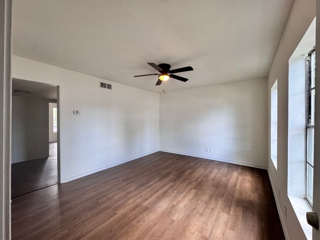 Building Photo - ONE BEDROOM APT WITH WATER PAID