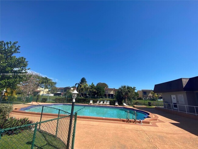 Building Photo - 10389 N Kendall Dr