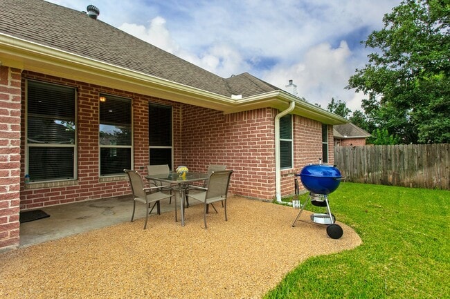 Building Photo - 3 bedroom, 2 bathroom home in the Castlega...