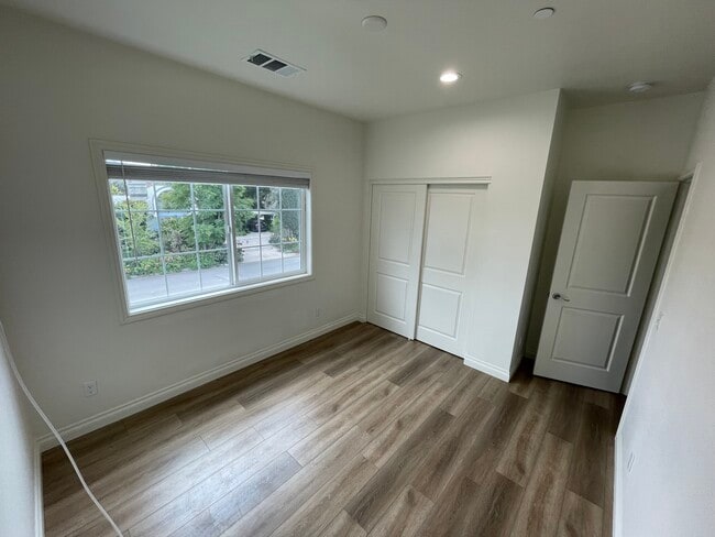 Building Photo - 25432 Park Ave