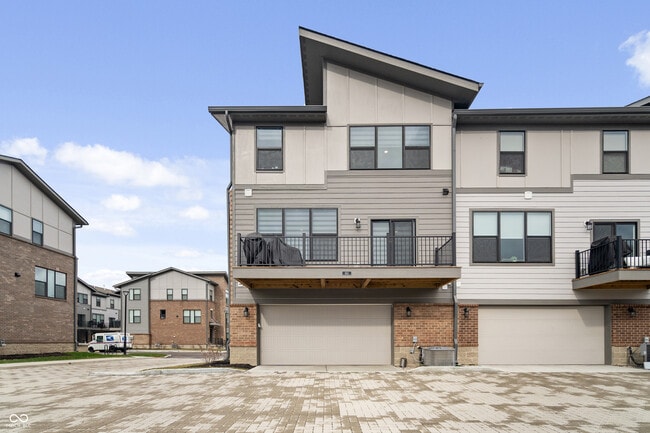 Building Photo - 661 Golborne St