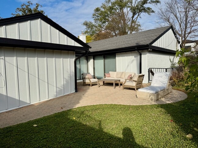 Building Photo - 521 N Oak St