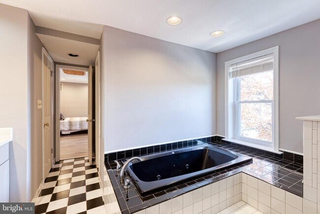 Building Photo - 447 Gittings St