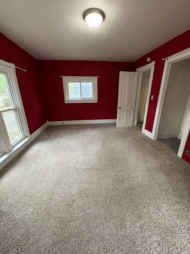 Building Photo - Charming Northside La Crosse Home