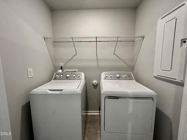 Building Photo - 154 Paramount Dr