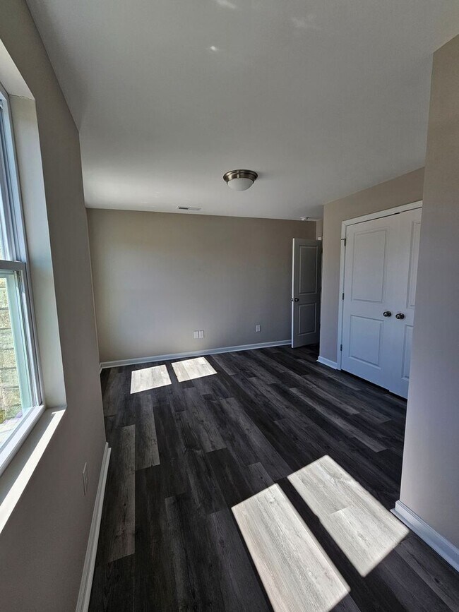 Building Photo - 1st Month Free!!