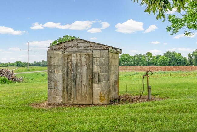 Building Photo - Pet Friendly Two Bedroom!