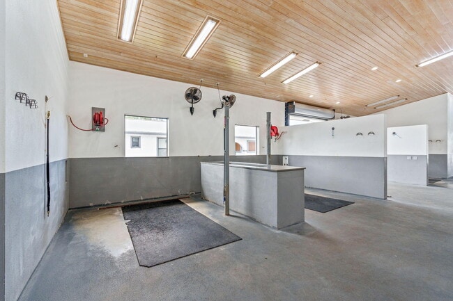 Building Photo - 13155 Southfields Rd