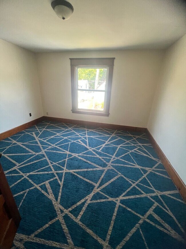 Building Photo - Updated 4 Bedroom House