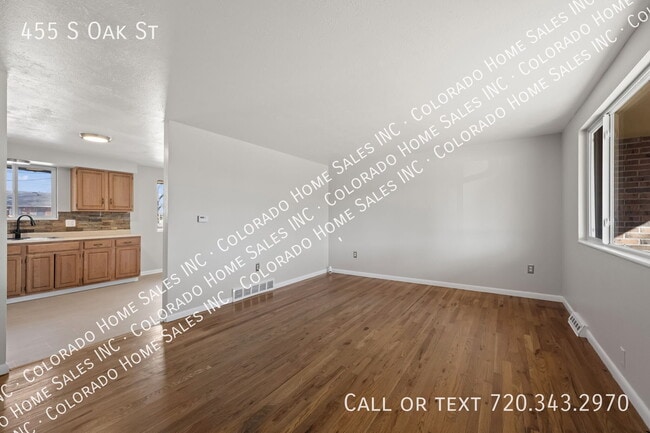 Building Photo - 455 S Oak St