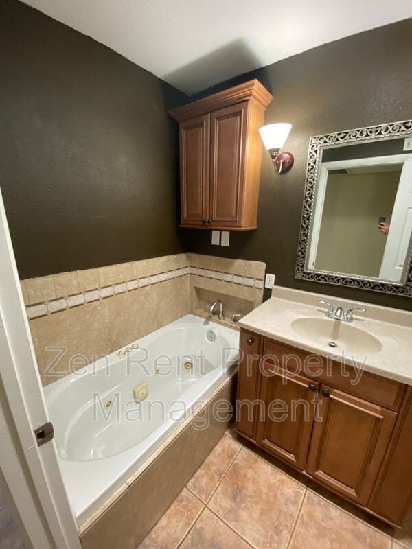 Building Photo - 815 W Juanita Cir