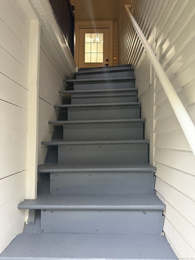 Building Photo - 820 Burbank Ave