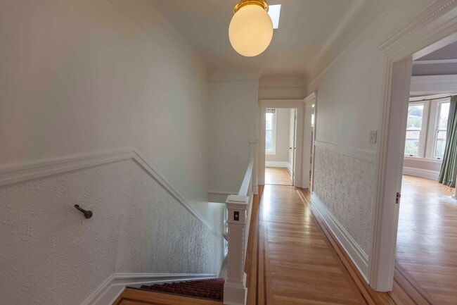 Building Photo - Beautifully Remodeled 3BR 2BA Top Floor Condo in Presidio Heights