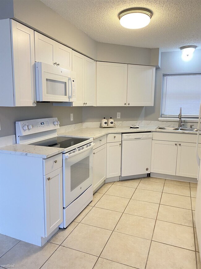 Building Photo - 3 br, 2 bath Duplex - 16A Brelyn Pl