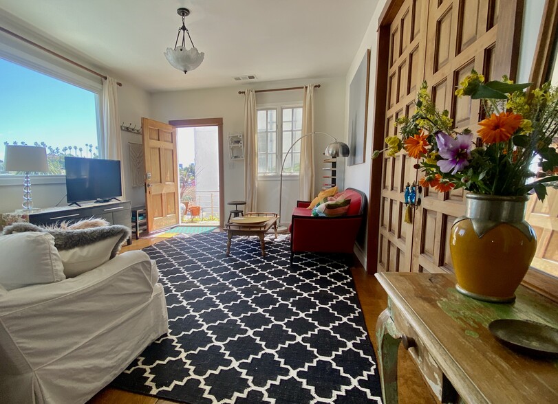 in living room looking towards entry door - 1619 1/2 Grafton St