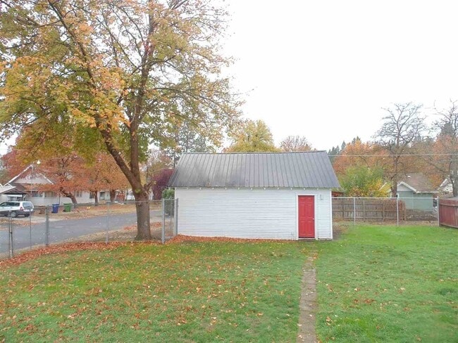 Building Photo - Large 4 Bed House with Fenced Yard