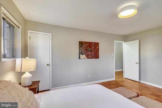 Building Photo - Private and Spacious Condo in Bethesda!