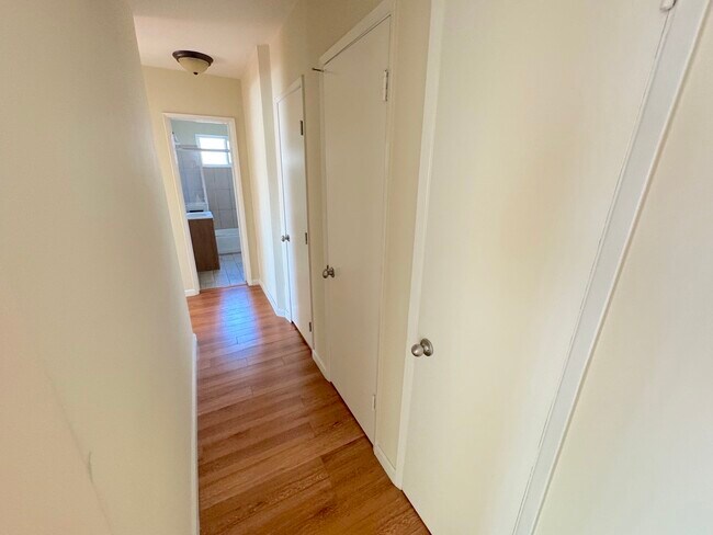 Building Photo - 521 S Manhattan Pl