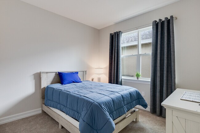 Building Photo - 210 Spg Hl Lk Lp